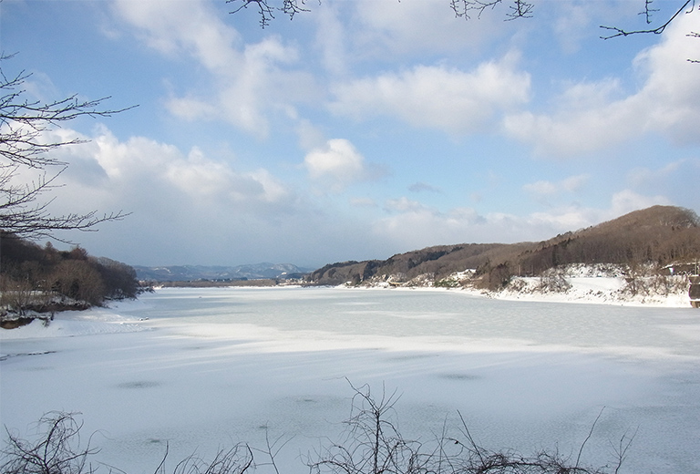 川崎町 雪景の釜房湖と蔵王連峰